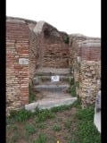 04818 ostia - regio i - insula xiv - caseggiato del mosaico del porto (i,xiv,2) - treppe - suedende - 09-2023.jpg